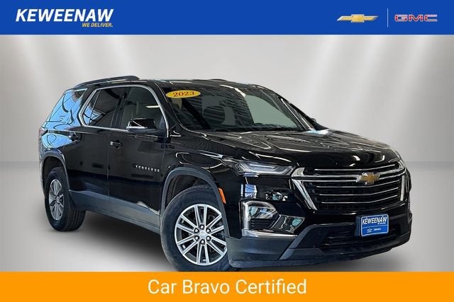 2023 Chevrolet Traverse LT Cloth in Mosaic Black Metallic — front three-quarter view